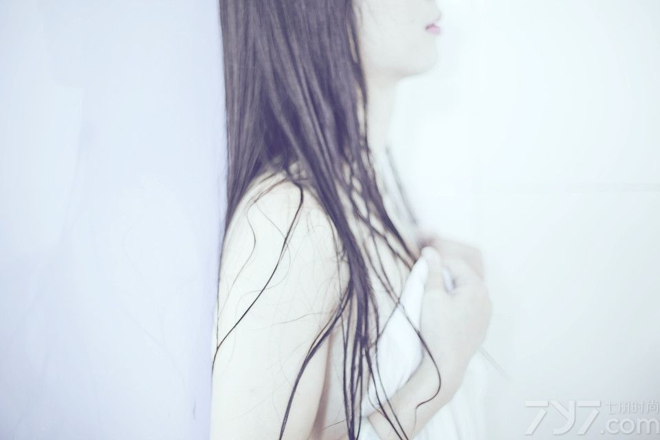 这组性感美女出浴写真图片，宛如出水芙蓉一般的诱惑气息，令人望去难以转移视线，白皙肌肤与完美身材都是诱人的焦点，水滴般的迷人诱惑太致命，分享性感美女出浴写真图片 ，看水滴诱惑展示另类致命气息。