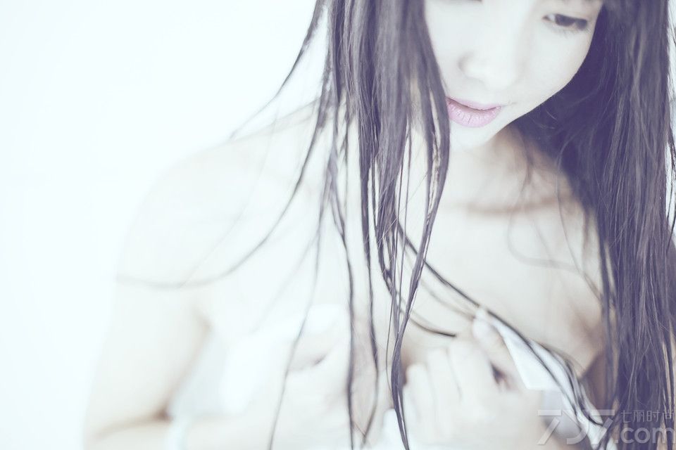 这组性感美女出浴写真图片，宛如出水芙蓉一般的诱惑气息，令人望去难以转移视线，白皙肌肤与完美身材都是诱人的焦点，水滴般的迷人诱惑太致命，分享性感美女出浴写真图片 ，看水滴诱惑展示另类致命气息。