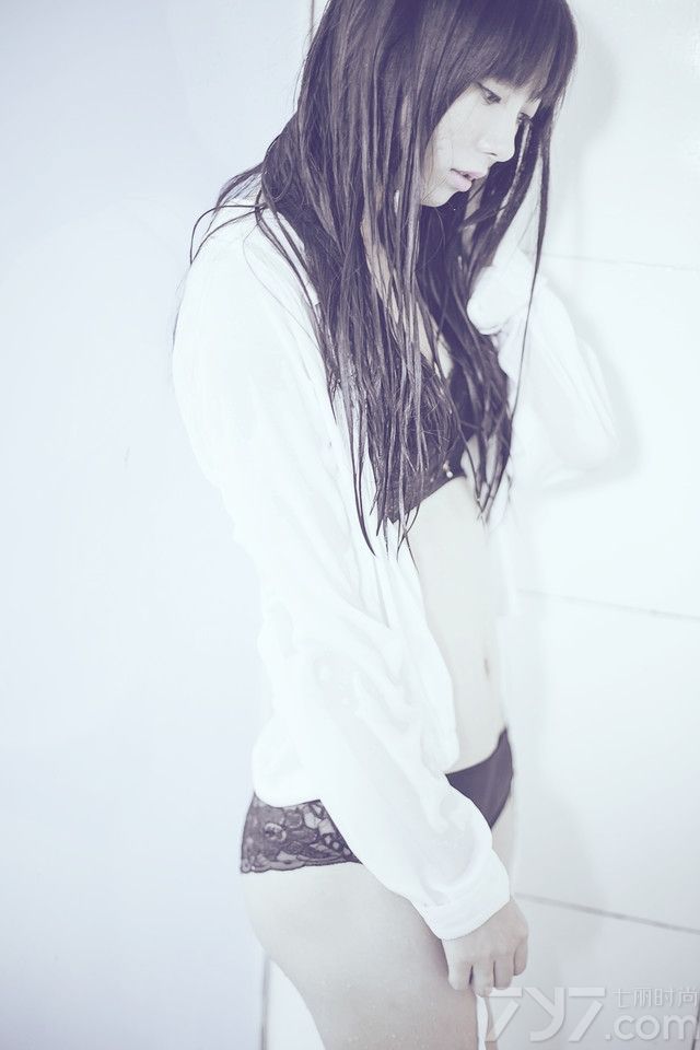 这组性感美女出浴写真图片，宛如出水芙蓉一般的诱惑气息，令人望去难以转移视线，白皙肌肤与完美身材都是诱人的焦点，水滴般的迷人诱惑太致命，分享性感美女出浴写真图片 ，看水滴诱惑展示另类致命气息。