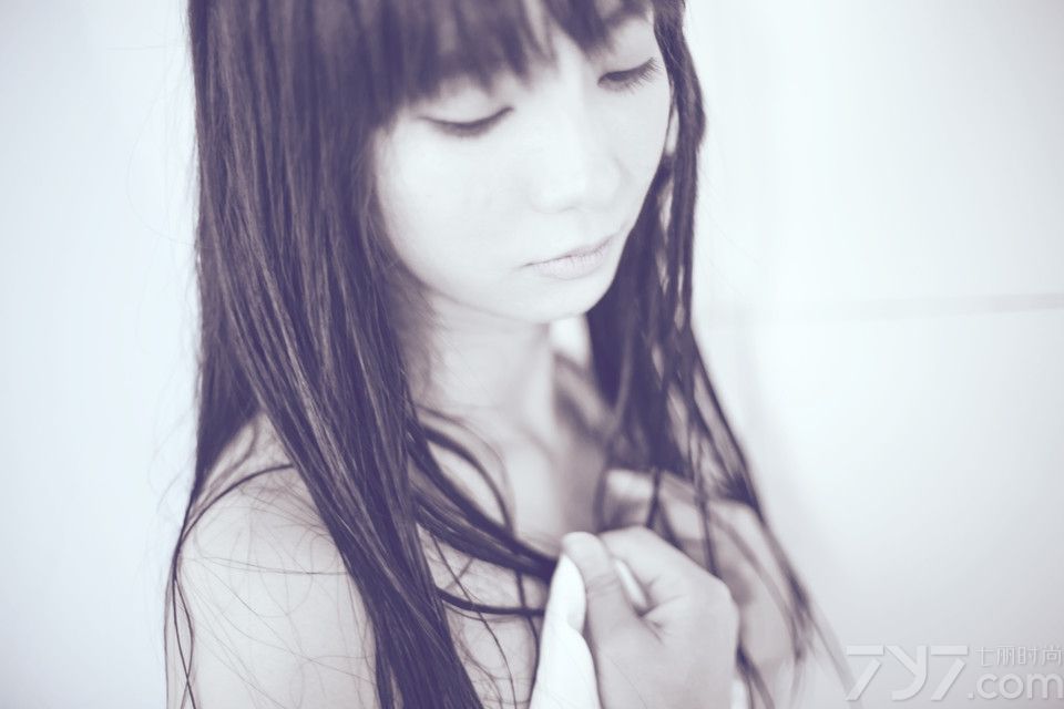 这组性感美女出浴写真图片，宛如出水芙蓉一般的诱惑气息，令人望去难以转移视线，白皙肌肤与完美身材都是诱人的焦点，水滴般的迷人诱惑太致命，分享性感美女出浴写真图片 ，看水滴诱惑展示另类致命气息。