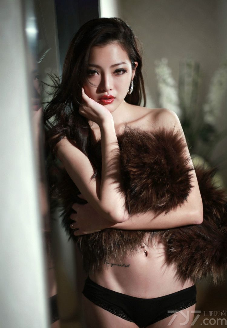 艳模一直是男人们休闲时的看点，今天为大家分享一组三伏天福利照，魅惑的面相加上长卷发的陪衬，成熟女人魅力十足。再加上妖娆的身姿，露出香肩翘臀，在镜头下摆出各种诱人POSS，妩媚风情，令人倾倒。