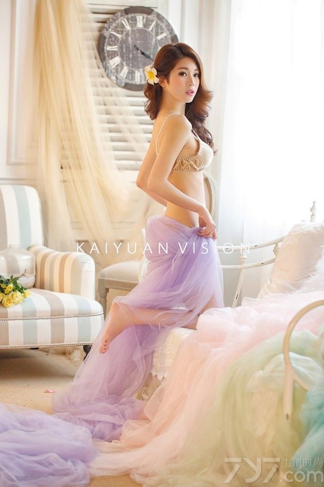 紫色的薄纱将人迷情，若隐若现之感十分美艳动人，衬托出牛奶般丝滑的肌肤。金黄色的内衣展现出蜜乳，稍许凌乱的发丝妩媚又妖娆，头上的的鸡蛋花还凸显出少妇清纯的一面，下面一起来看看薄纱难掩美女性感图片，少妇迷情醉人现美乳。