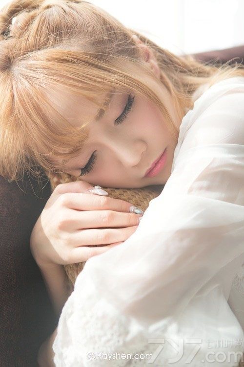 性感甜姐儿白衣披风半裸，顾眸生姿，笑若灿花，傲人酥胸，垂涎三迟，性感甜妞儿不负期盼，很是惹火辛辣，她会是每个男生心里的那个甜姐儿。