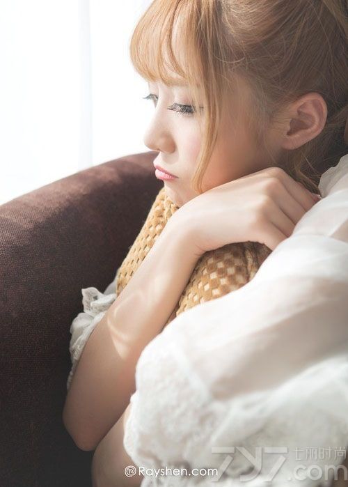 性感甜姐儿白衣披风半裸，顾眸生姿，笑若灿花，傲人酥胸，垂涎三迟，性感甜妞儿不负期盼，很是惹火辛辣，她会是每个男生心里的那个甜姐儿。