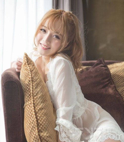 性感甜姐儿白衣披风半裸，顾眸生姿，笑若灿花，傲人酥胸，垂涎三迟，性感甜妞儿不负期盼，很是惹火辛辣，她会是每个男生心里的那个甜姐儿。