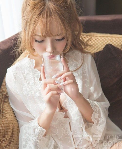 性感甜姐儿白衣披风半裸，顾眸生姿，笑若灿花，傲人酥胸，垂涎三迟，性感甜妞儿不负期盼，很是惹火辛辣，她会是每个男生心里的那个甜姐儿。