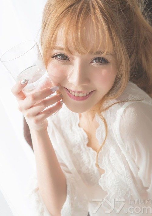 性感甜姐儿白衣披风半裸，顾眸生姿，笑若灿花，傲人酥胸，垂涎三迟，性感甜妞儿不负期盼，很是惹火辛辣，她会是每个男生心里的那个甜姐儿。