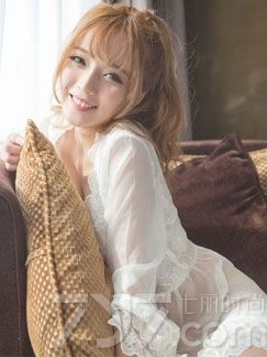 性感甜姐儿白衣披风半裸，顾眸生姿，笑若灿花，傲人酥胸，垂涎三迟，性感甜妞儿不负期盼，很是惹火辛辣，她会是每个男生心里的那个甜姐儿。