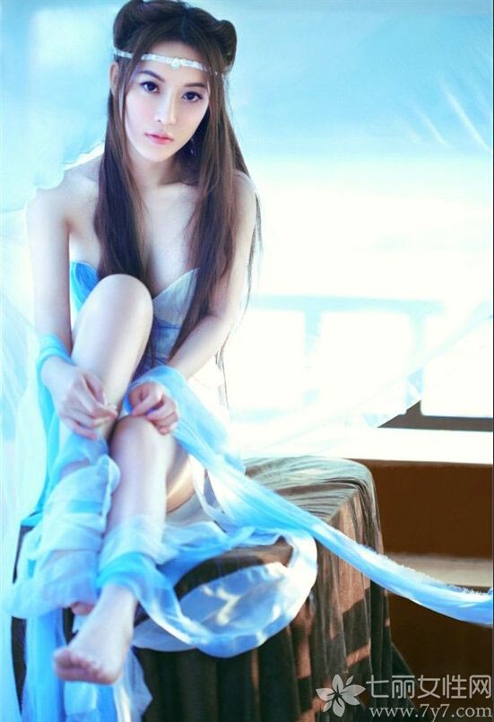 这位女生的性感穿着，扮成古代美艳娇娘大秀小蛮腰，仙气的意境让人深深陶醉。下面就一起来看看这组意境唯美的图片，犹抱琵琶半遮面的娇羞魅力无穷哦。
