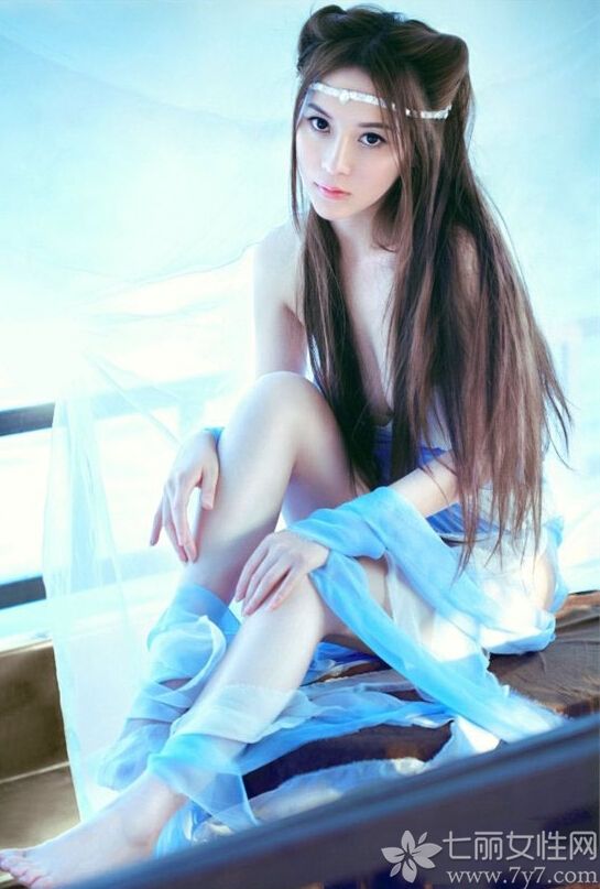 这位女生的性感穿着，扮成古代美艳娇娘大秀小蛮腰，仙气的意境让人深深陶醉。下面就一起来看看这组意境唯美的图片，犹抱琵琶半遮面的娇羞魅力无穷哦。
