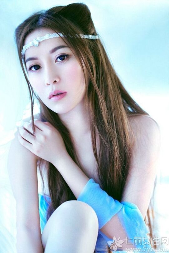 这位女生的性感穿着，扮成古代美艳娇娘大秀小蛮腰，仙气的意境让人深深陶醉。下面就一起来看看这组意境唯美的图片，犹抱琵琶半遮面的娇羞魅力无穷哦。
