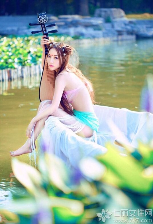 这位女生的性感穿着，扮成古代美艳娇娘大秀小蛮腰，仙气的意境让人深深陶醉。下面就一起来看看这组意境唯美的图片，犹抱琵琶半遮面的娇羞魅力无穷哦。
