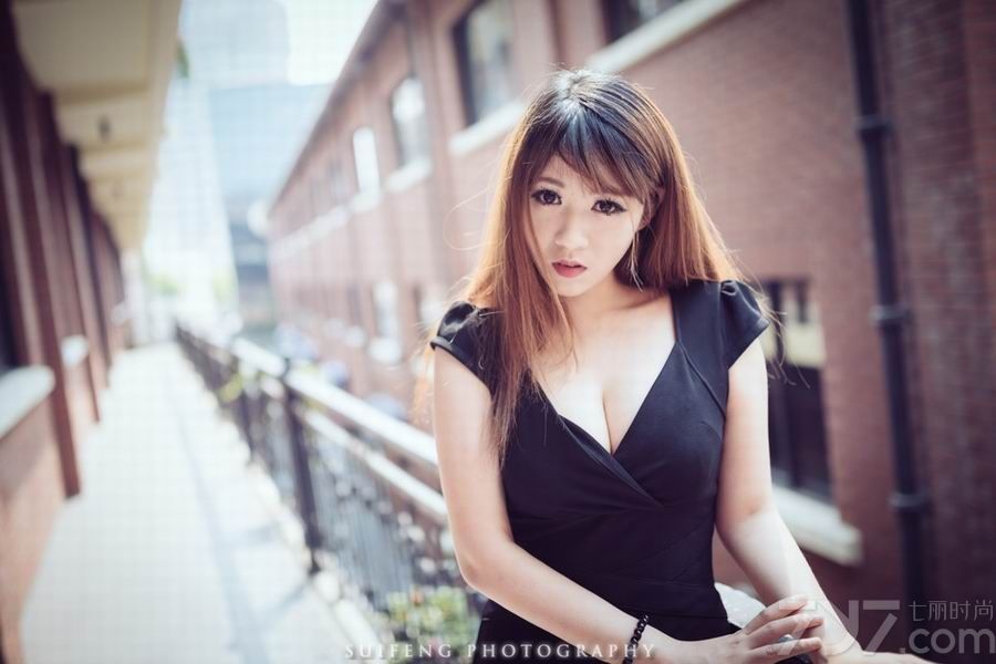 这组气质美女性感美胸写真，白皙丰满美胸在黑色深V服饰的衬托下，显得格外致命诱人，白皙肌肤以及金黄色长发，展示出性感尤物的致命魅力，大长腿更令人难以转移视线，分享气质美女性感美胸写真，让白皙娇嫩尽显迷人魅力。