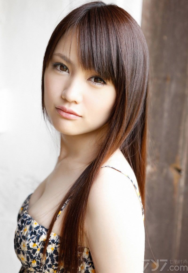 1976年出生的美模矢野志保出生于日本国滋贺县，曾经出演过众多CM以及作为女性杂志的封面、平面模特，是日本首屈一指的模特。下面一起来看看日本美女矢野志保性感图片，美模白皙肌肤吹弹可破。