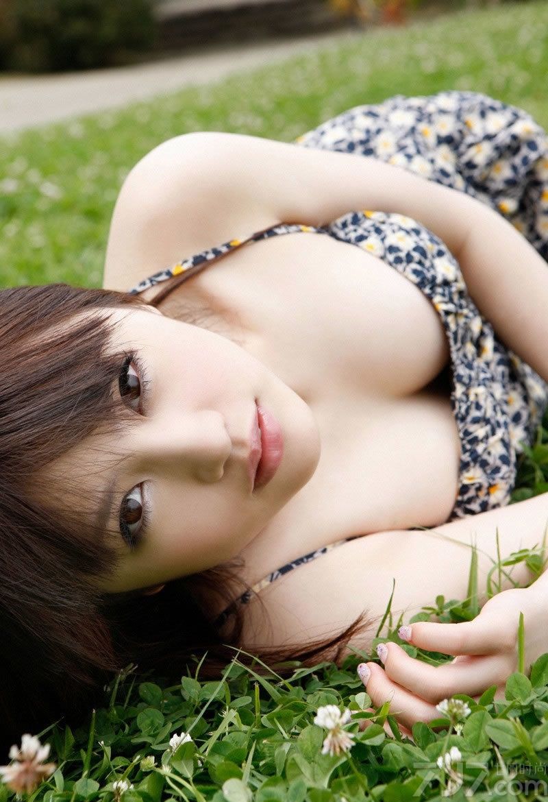 1976年出生的美模矢野志保出生于日本国滋贺县，曾经出演过众多CM以及作为女性杂志的封面、平面模特，是日本首屈一指的模特。下面一起来看看日本美女矢野志保性感图片，美模白皙肌肤吹弹可破。