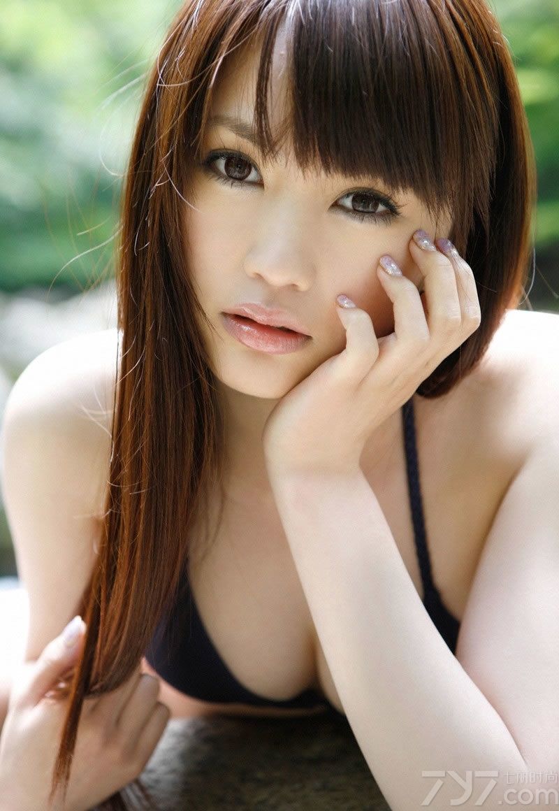 1976年出生的美模矢野志保出生于日本国滋贺县，曾经出演过众多CM以及作为女性杂志的封面、平面模特，是日本首屈一指的模特。下面一起来看看日本美女矢野志保性感图片，美模白皙肌肤吹弹可破。