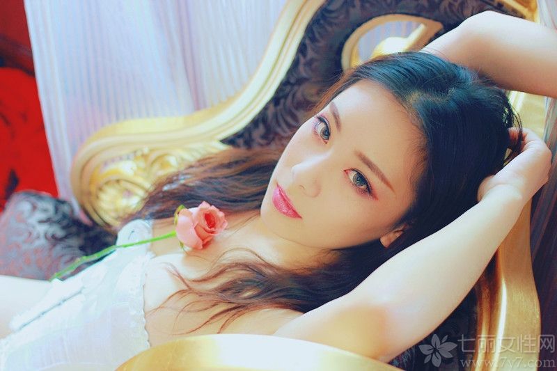 这组性感美女诱人美胸写真图片，白皙浑圆的性感美胸充满着致命的气息，加上容颜让整个画面变得更为诱人，如同白玉凝脂般的肌肤，让人一眼望去再也无法忘怀，分享性感美女白皙美胸图片，看娇嫩诱人的写真太令人致命。