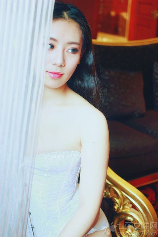 这组性感美女诱人美胸写真图片，白皙浑圆的性感美胸充满着致命的气息，加上容颜让整个画面变得更为诱人，如同白玉凝脂般的肌肤，让人一眼望去再也无法忘怀，分享性感美女白皙美胸图片，看娇嫩诱人的写真太令人致命。