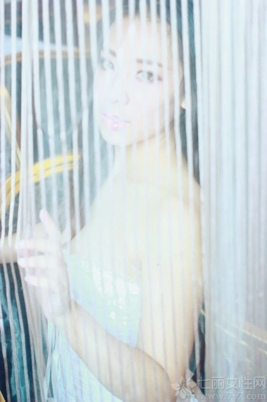 这组性感美女诱人美胸写真图片，白皙浑圆的性感美胸充满着致命的气息，加上容颜让整个画面变得更为诱人，如同白玉凝脂般的肌肤，让人一眼望去再也无法忘怀，分享性感美女白皙美胸图片，看娇嫩诱人的写真太令人致命。