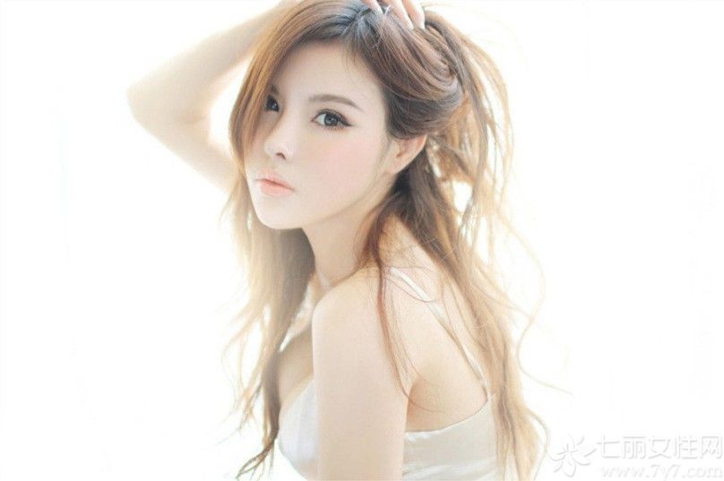 一件真丝吊带让人浮想联翩，性感的锁骨分外凸显出来，苗条的黄金身材不可多得，水嫩的双唇让人止不住想触碰，圆球爆乳像是要溢出来一般，不苟言笑的表情气质倍增，下面一同来观赏俏皮性感美女闺房图片，深V吊带妖娆暗涌。