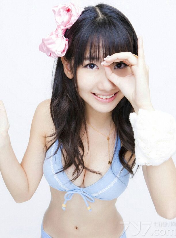这位美女的长相看起来十分萝莉，娇小的身材可爱无敌，胸前的饱满令不少人羡慕。下面就一起来看看这组性感图片，婀娜有致的细腰女神也能展现自己的另一面哦。
