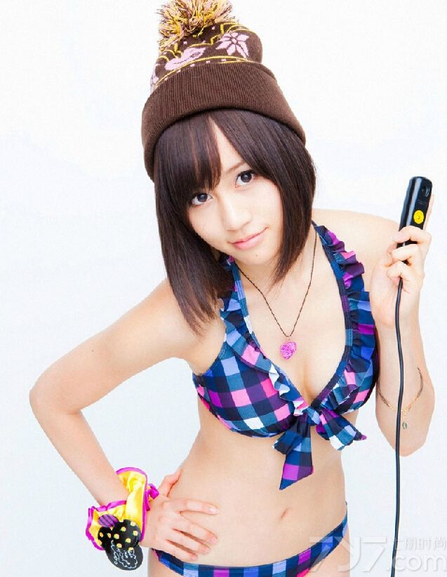 这位美女的长相看起来十分萝莉，娇小的身材可爱无敌，胸前的饱满令不少人羡慕。下面就一起来看看这组性感图片，婀娜有致的细腰女神也能展现自己的另一面哦。
