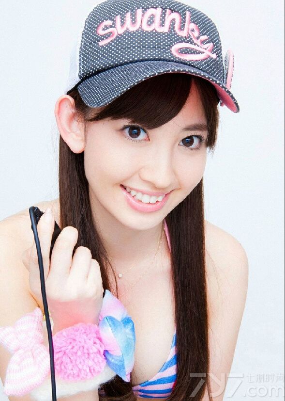 这位美女的长相看起来十分萝莉，娇小的身材可爱无敌，胸前的饱满令不少人羡慕。下面就一起来看看这组性感图片，婀娜有致的细腰女神也能展现自己的另一面哦。
