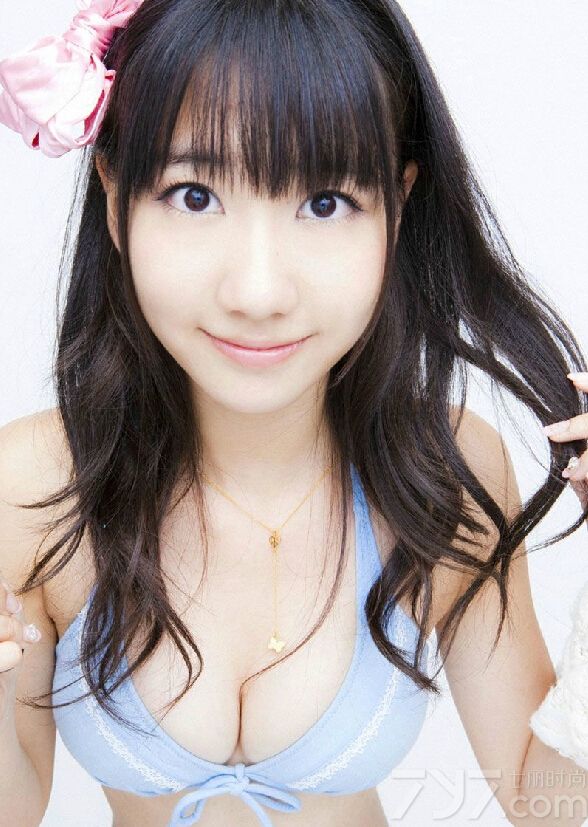 这位美女的长相看起来十分萝莉，娇小的身材可爱无敌，胸前的饱满令不少人羡慕。下面就一起来看看这组性感图片，婀娜有致的细腰女神也能展现自己的另一面哦。
