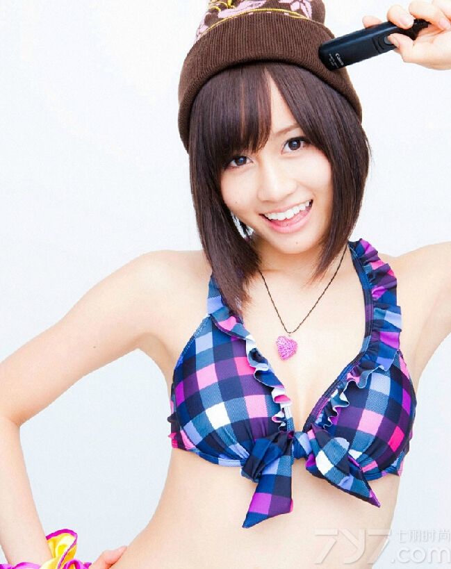 这位美女的长相看起来十分萝莉，娇小的身材可爱无敌，胸前的饱满令不少人羡慕。下面就一起来看看这组性感图片，婀娜有致的细腰女神也能展现自己的另一面哦。
