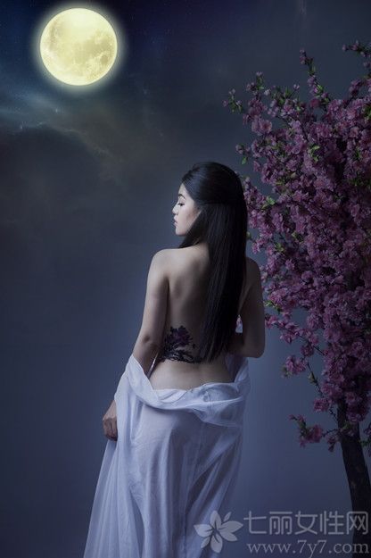 中秋将至，人气女星孟十朵拍摄大型静态电影《醉美嫦娥》，剧中孟十朵化身性感版嫦娥，薄纱飘逸长腿毕露，身姿曼妙，再现嫦娥沉鱼落雁的迷人风采，网友也惊呼孟十朵为“史上最性感嫦娥”。
此次，孟十朵以古装造型出镜，旨在弘扬中华传统文化。片中，孟十朵展示了“高处不胜寒”的唯美景象，冷色调的玉宇琼楼楼作为背景，使得整个画面看起来寒气十足，而孟十朵薄纱轻装上阵，更加令人心生怜惜。值得一提的是，片中孟十朵在书桌上神情专注挥毫泼墨，将嫦娥塑造成才貌双全的仙境佳人。
在拍摄现场接受采访时，孟十朵表示，近年来国人实在疲惫，本族和外来的节日都要欢度，好多人甚至更加喜过“洋节”而忽略了自己民族的传统节日，反映了人们对传统文化重视度在逐渐降低。此次加盟拍摄《醉美嫦娥》，希望能呼吁大家对中华民族传统文化的重视，毕竟民族的才是世界的。