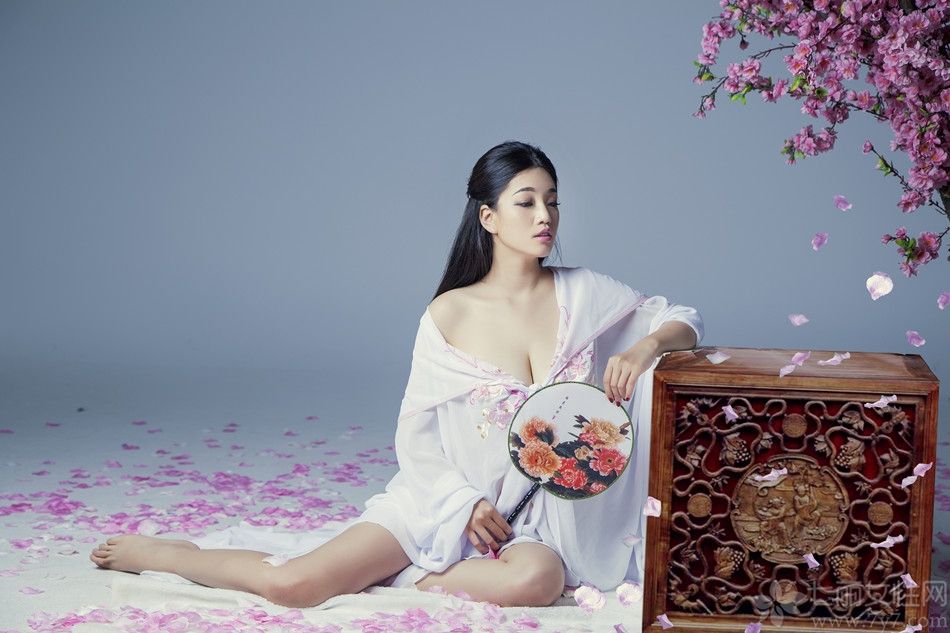 中秋将至，人气女星孟十朵拍摄大型静态电影《醉美嫦娥》，剧中孟十朵化身性感版嫦娥，薄纱飘逸长腿毕露，身姿曼妙，再现嫦娥沉鱼落雁的迷人风采，网友也惊呼孟十朵为“史上最性感嫦娥”。
此次，孟十朵以古装造型出镜，旨在弘扬中华传统文化。片中，孟十朵展示了“高处不胜寒”的唯美景象，冷色调的玉宇琼楼楼作为背景，使得整个画面看起来寒气十足，而孟十朵薄纱轻装上阵，更加令人心生怜惜。值得一提的是，片中孟十朵在书桌上神情专注挥毫泼墨，将嫦娥塑造成才貌双全的仙境佳人。
在拍摄现场接受采访时，孟十朵表示，近年来国人实在疲惫，本族和外来的节日都要欢度，好多人甚至更加喜过“洋节”而忽略了自己民族的传统节日，反映了人们对传统文化重视度在逐渐降低。此次加盟拍摄《醉美嫦娥》，希望能呼吁大家对中华民族传统文化的重视，毕竟民族的才是世界的。