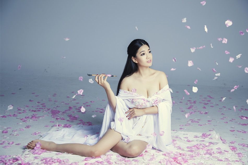 中秋将至，人气女星孟十朵拍摄大型静态电影《醉美嫦娥》，剧中孟十朵化身性感版嫦娥，薄纱飘逸长腿毕露，身姿曼妙，再现嫦娥沉鱼落雁的迷人风采，网友也惊呼孟十朵为“史上最性感嫦娥”。
此次，孟十朵以古装造型出镜，旨在弘扬中华传统文化。片中，孟十朵展示了“高处不胜寒”的唯美景象，冷色调的玉宇琼楼楼作为背景，使得整个画面看起来寒气十足，而孟十朵薄纱轻装上阵，更加令人心生怜惜。值得一提的是，片中孟十朵在书桌上神情专注挥毫泼墨，将嫦娥塑造成才貌双全的仙境佳人。
在拍摄现场接受采访时，孟十朵表示，近年来国人实在疲惫，本族和外来的节日都要欢度，好多人甚至更加喜过“洋节”而忽略了自己民族的传统节日，反映了人们对传统文化重视度在逐渐降低。此次加盟拍摄《醉美嫦娥》，希望能呼吁大家对中华民族传统文化的重视，毕竟民族的才是世界的。