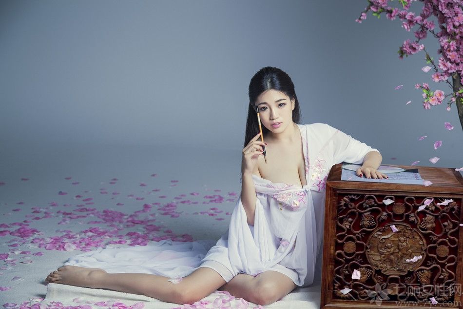 中秋将至，人气女星孟十朵拍摄大型静态电影《醉美嫦娥》，剧中孟十朵化身性感版嫦娥，薄纱飘逸长腿毕露，身姿曼妙，再现嫦娥沉鱼落雁的迷人风采，网友也惊呼孟十朵为“史上最性感嫦娥”。
此次，孟十朵以古装造型出镜，旨在弘扬中华传统文化。片中，孟十朵展示了“高处不胜寒”的唯美景象，冷色调的玉宇琼楼楼作为背景，使得整个画面看起来寒气十足，而孟十朵薄纱轻装上阵，更加令人心生怜惜。值得一提的是，片中孟十朵在书桌上神情专注挥毫泼墨，将嫦娥塑造成才貌双全的仙境佳人。
在拍摄现场接受采访时，孟十朵表示，近年来国人实在疲惫，本族和外来的节日都要欢度，好多人甚至更加喜过“洋节”而忽略了自己民族的传统节日，反映了人们对传统文化重视度在逐渐降低。此次加盟拍摄《醉美嫦娥》，希望能呼吁大家对中华民族传统文化的重视，毕竟民族的才是世界的。