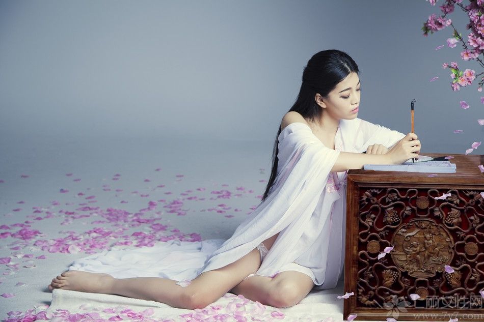 中秋将至，人气女星孟十朵拍摄大型静态电影《醉美嫦娥》，剧中孟十朵化身性感版嫦娥，薄纱飘逸长腿毕露，身姿曼妙，再现嫦娥沉鱼落雁的迷人风采，网友也惊呼孟十朵为“史上最性感嫦娥”。
此次，孟十朵以古装造型出镜，旨在弘扬中华传统文化。片中，孟十朵展示了“高处不胜寒”的唯美景象，冷色调的玉宇琼楼楼作为背景，使得整个画面看起来寒气十足，而孟十朵薄纱轻装上阵，更加令人心生怜惜。值得一提的是，片中孟十朵在书桌上神情专注挥毫泼墨，将嫦娥塑造成才貌双全的仙境佳人。
在拍摄现场接受采访时，孟十朵表示，近年来国人实在疲惫，本族和外来的节日都要欢度，好多人甚至更加喜过“洋节”而忽略了自己民族的传统节日，反映了人们对传统文化重视度在逐渐降低。此次加盟拍摄《醉美嫦娥》，希望能呼吁大家对中华民族传统文化的重视，毕竟民族的才是世界的。