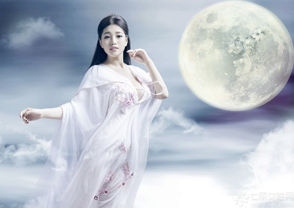 中秋将至，人气女星孟十朵拍摄大型静态电影《醉美嫦娥》，剧中孟十朵化身性感版嫦娥，薄纱飘逸长腿毕露，身姿曼妙，再现嫦娥沉鱼落雁的迷人风采，网友也惊呼孟十朵为“史上最性感嫦娥”。
此次，孟十朵以古装造型出镜，旨在弘扬中华传统文化。片中，孟十朵展示了“高处不胜寒”的唯美景象，冷色调的玉宇琼楼楼作为背景，使得整个画面看起来寒气十足，而孟十朵薄纱轻装上阵，更加令人心生怜惜。值得一提的是，片中孟十朵在书桌上神情专注挥毫泼墨，将嫦娥塑造成才貌双全的仙境佳人。
在拍摄现场接受采访时，孟十朵表示，近年来国人实在疲惫，本族和外来的节日都要欢度，好多人甚至更加喜过“洋节”而忽略了自己民族的传统节日，反映了人们对传统文化重视度在逐渐降低。此次加盟拍摄《醉美嫦娥》，希望能呼吁大家对中华民族传统文化的重视，毕竟民族的才是世界的。