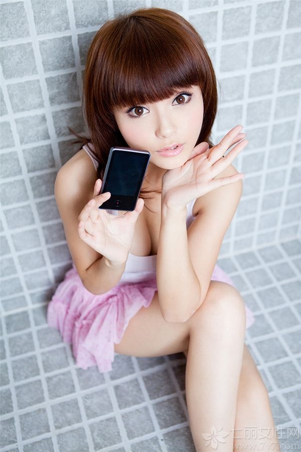 这组性感美女室内诱人酥胸写真图片，完美的S型身材以及白皙丰满的酥胸，释放出让人难以抵挡的致命诱惑，有了清纯稚嫩的容颜和白皙肌肤，完美诠释了童颜美胸的名词，分享性感美女酥胸美腿写真 ，看诱惑美女的白皙肌肤如何释放诱人气息。