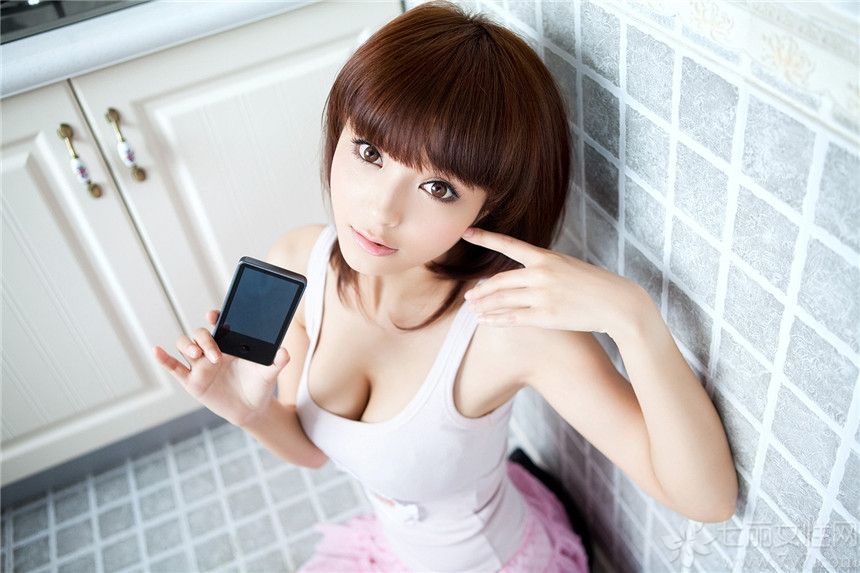 这组性感美女室内诱人酥胸写真图片，完美的S型身材以及白皙丰满的酥胸，释放出让人难以抵挡的致命诱惑，有了清纯稚嫩的容颜和白皙肌肤，完美诠释了童颜美胸的名词，分享性感美女酥胸美腿写真 ，看诱惑美女的白皙肌肤如何释放诱人气息。