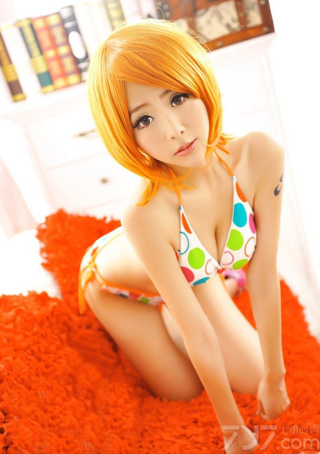 夏小薇 ，中国新生代主持人，网络红人、新锐模特，网游代言人，旅拍达人。以其甜美清纯的面容，性感火辣的身材，以及无敌百变的造型，成为新一代“宅男女神”。下面就一起来看看她的最新Cosplay写真吧！