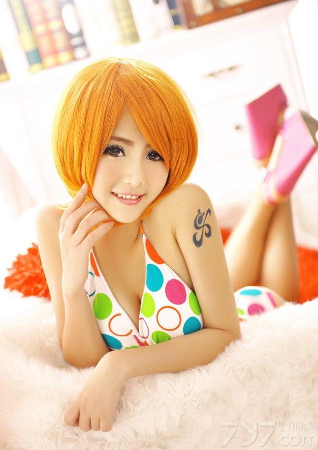 夏小薇 ，中国新生代主持人，网络红人、新锐模特，网游代言人，旅拍达人。以其甜美清纯的面容，性感火辣的身材，以及无敌百变的造型，成为新一代“宅男女神”。下面就一起来看看她的最新Cosplay写真吧！