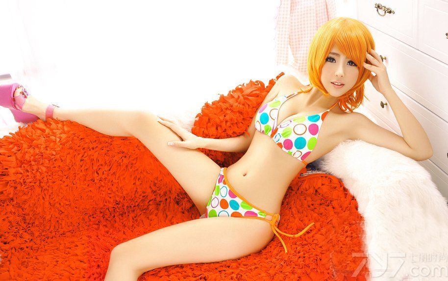 夏小薇 ，中国新生代主持人，网络红人、新锐模特，网游代言人，旅拍达人。以其甜美清纯的面容，性感火辣的身材，以及无敌百变的造型，成为新一代“宅男女神”。下面就一起来看看她的最新Cosplay写真吧！