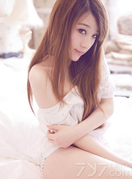 这位性感美女身穿各式不同的内衣，大秀完美的胸部曲线，半遮半掩更加吸引人。下面就一起来看看这组纯情写真图片，时而冷艳时而妩媚，让你欲罢不能！
