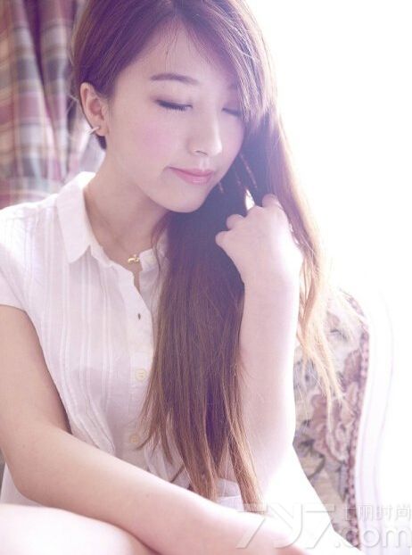 这位性感美女身穿各式不同的内衣，大秀完美的胸部曲线，半遮半掩更加吸引人。下面就一起来看看这组纯情写真图片，时而冷艳时而妩媚，让你欲罢不能！
