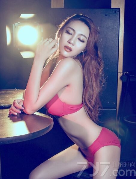 风情诱惑的女子总是容易让人想入菲菲，今天为大家分享宅男福利照，精致的五官，大眼红唇配上性感的长卷发妩媚风情，身穿性感比基尼，露出白皙诱人的肌肤及36D火爆身材，让人心跳加速，口血大喷。