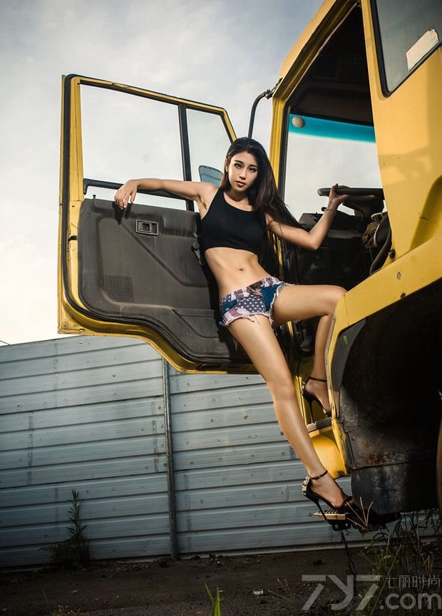 Lee小棠，性感模特，因为拍摄了大量的时尚酷帅街头潮妹风格写真被网友追捧，今天为大家分享她的最新性感写真，身穿黑色短背心与牛仔超短裤，露出细腰美腿，变身性感卡车女郎，给人唯美视觉冲击。