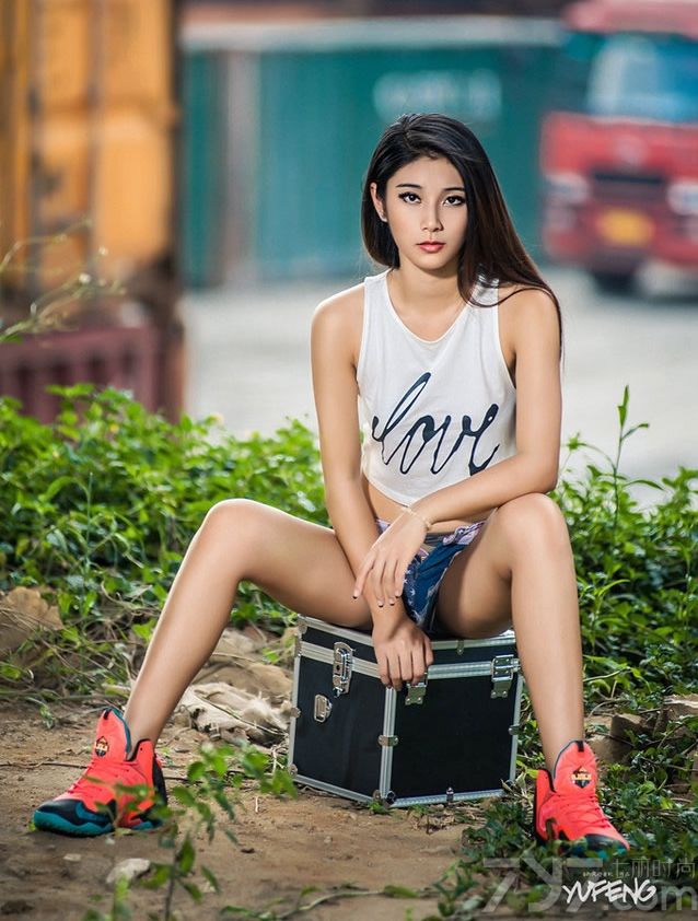 Lee小棠，性感模特，因为拍摄了大量的时尚酷帅街头潮妹风格写真被网友追捧，今天为大家分享她的最新性感写真，身穿黑色短背心与牛仔超短裤，露出细腰美腿，变身性感卡车女郎，给人唯美视觉冲击。