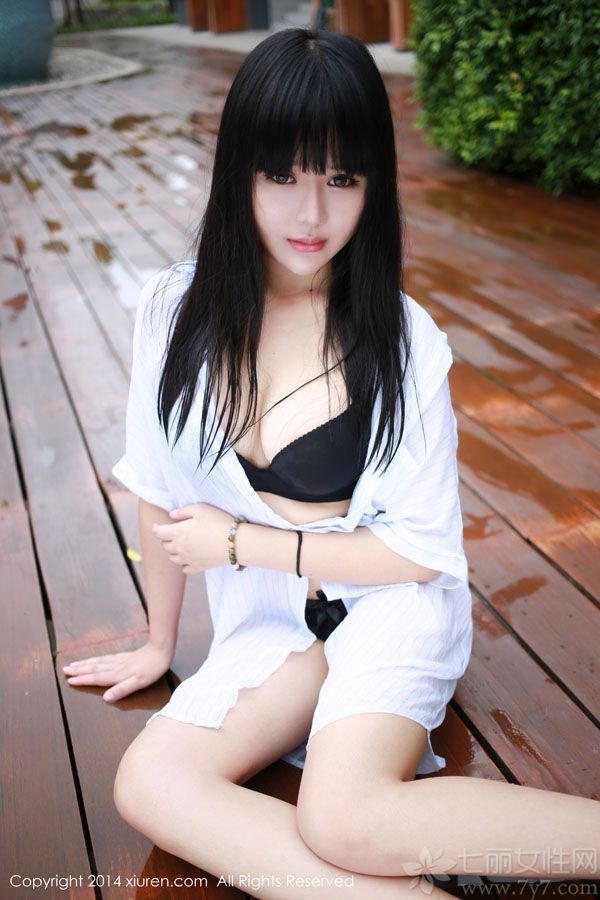 这组绝色美女性感内衣写真，宛如女神一般的性感魅力太令人窒息，特别是穿着白色与黑色内衣，将清纯迷人诱惑与狂野性感气息完美演绎。酥胸好身材、白皙肌肤以及大长腿更是迷人致命的武器，分享绝色美女性感内衣图片，看白嫩美女秀出迷人大长腿。