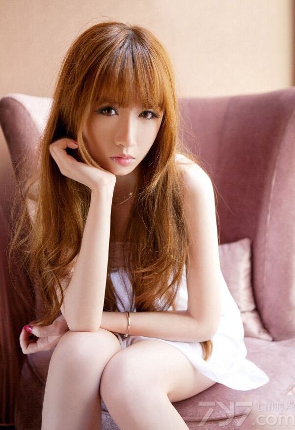 这位日系的性感美女身穿薄纱睡衣，若隐若现的透露出可爱的内衣，令人勾起无穷欲望。白色衬衫被水淋湿之后更贴肉，玲珑凹凸有致的身材让人直喷鼻血，下面就一起来看看这组性感写真吧！
