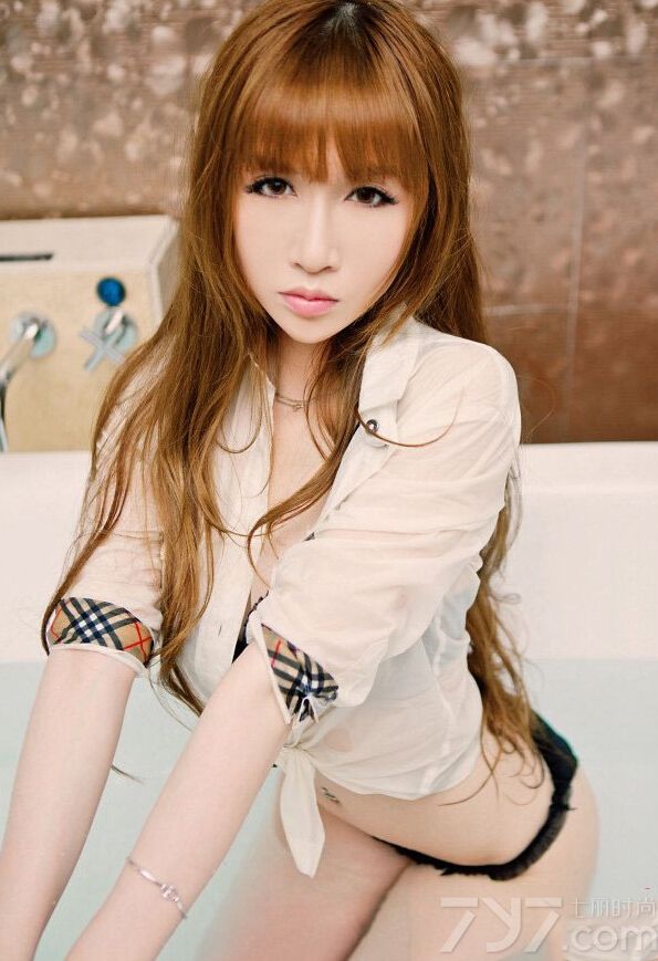 这位日系的性感美女身穿薄纱睡衣，若隐若现的透露出可爱的内衣，令人勾起无穷欲望。白色衬衫被水淋湿之后更贴肉，玲珑凹凸有致的身材让人直喷鼻血，下面就一起来看看这组性感写真吧！
