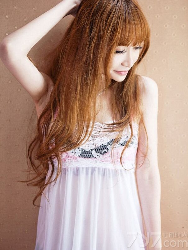 这位日系的性感美女身穿薄纱睡衣，若隐若现的透露出可爱的内衣，令人勾起无穷欲望。白色衬衫被水淋湿之后更贴肉，玲珑凹凸有致的身材让人直喷鼻血，下面就一起来看看这组性感写真吧！
