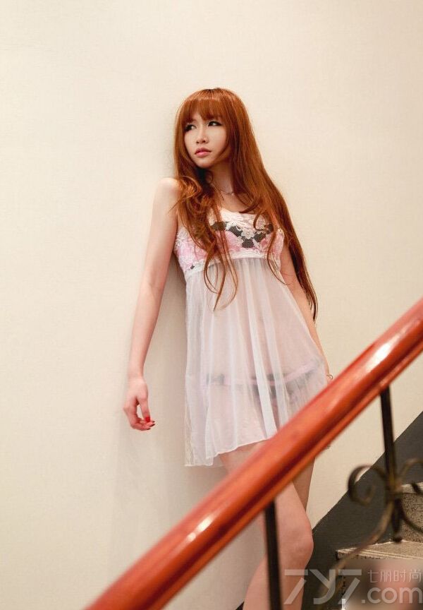 这位日系的性感美女身穿薄纱睡衣，若隐若现的透露出可爱的内衣，令人勾起无穷欲望。白色衬衫被水淋湿之后更贴肉，玲珑凹凸有致的身材让人直喷鼻血，下面就一起来看看这组性感写真吧！
